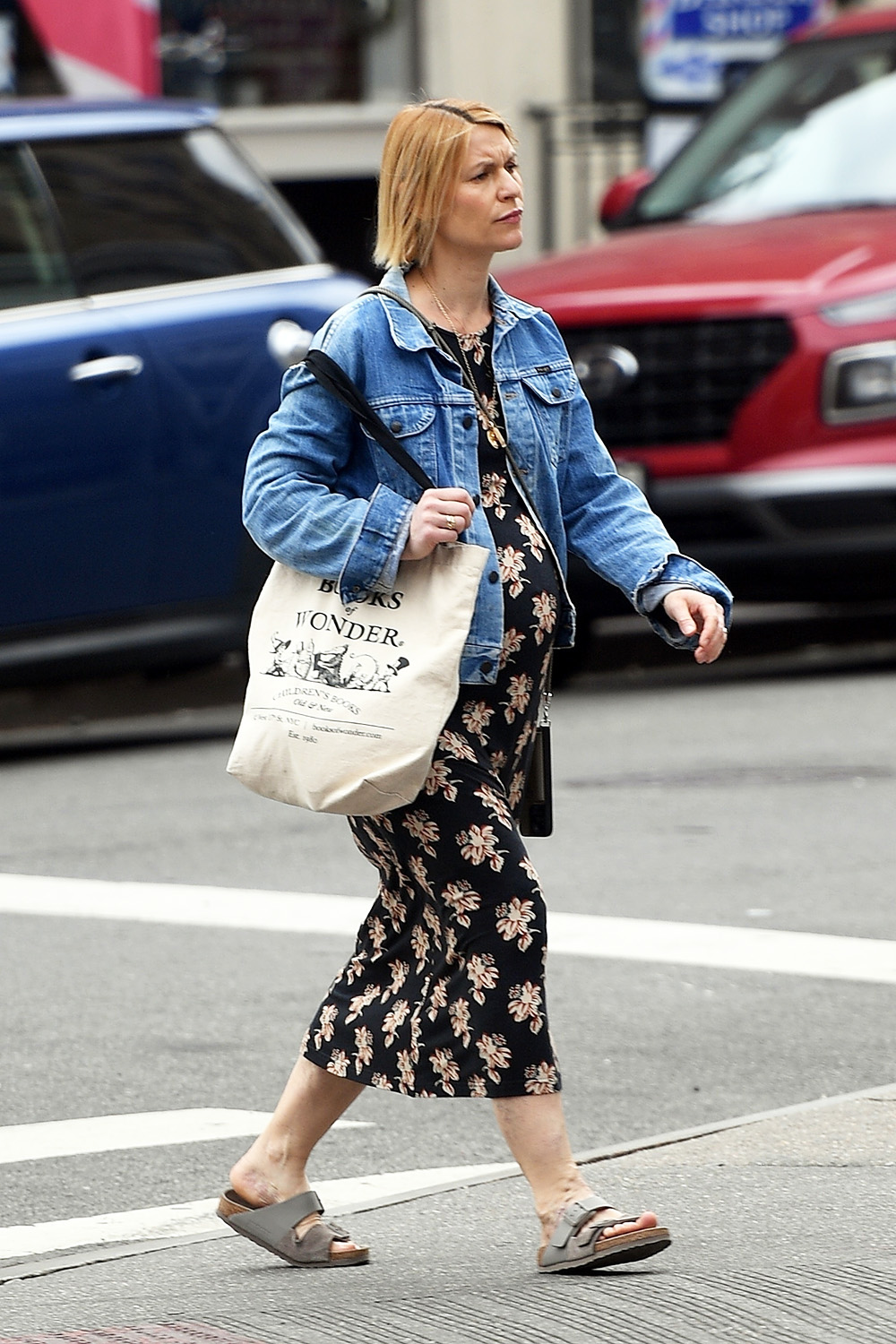 *EXCLUSIVE* Pregnant actress Claire Danes gives a glimpse of her baby bump in Manhattan