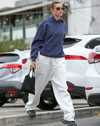 Hailey Bieber seen leaving a pilates class in LA.Pictured: Hailey BieberRef: SPL5492635 111022 NON-EXCLUSIVEPicture by: TheCelebrityFinder / SplashNews.comSplash News and PicturesUSA: +1 310-525-5808London: +44 (0)20 8126 1009Berlin: +49 175 3764 166photodesk@splashnews.comWorld Rights