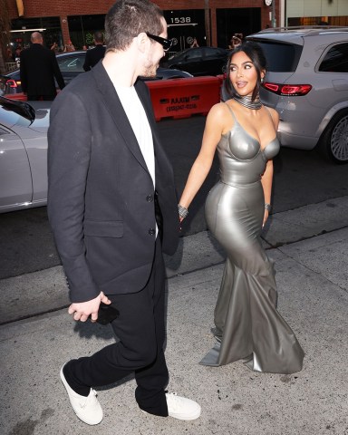 Los Angeles, CA  - *EXCLUSIVE*  - Kim Kardashian shows off her curvy figure as she and boyfriend Pete Davidson make grand entrance to HULU’s “The Kardashian’s” event in Hollywood

Pictured: Kim Kardashian, Pete Davidson

BACKGRID USA 7 APRIL 2022 

USA: +1 310 798 9111 / usasales@backgrid.com

UK: +44 208 344 2007 / uksales@backgrid.com

*UK Clients - Pictures Containing Children
Please Pixelate Face Prior To Publication*