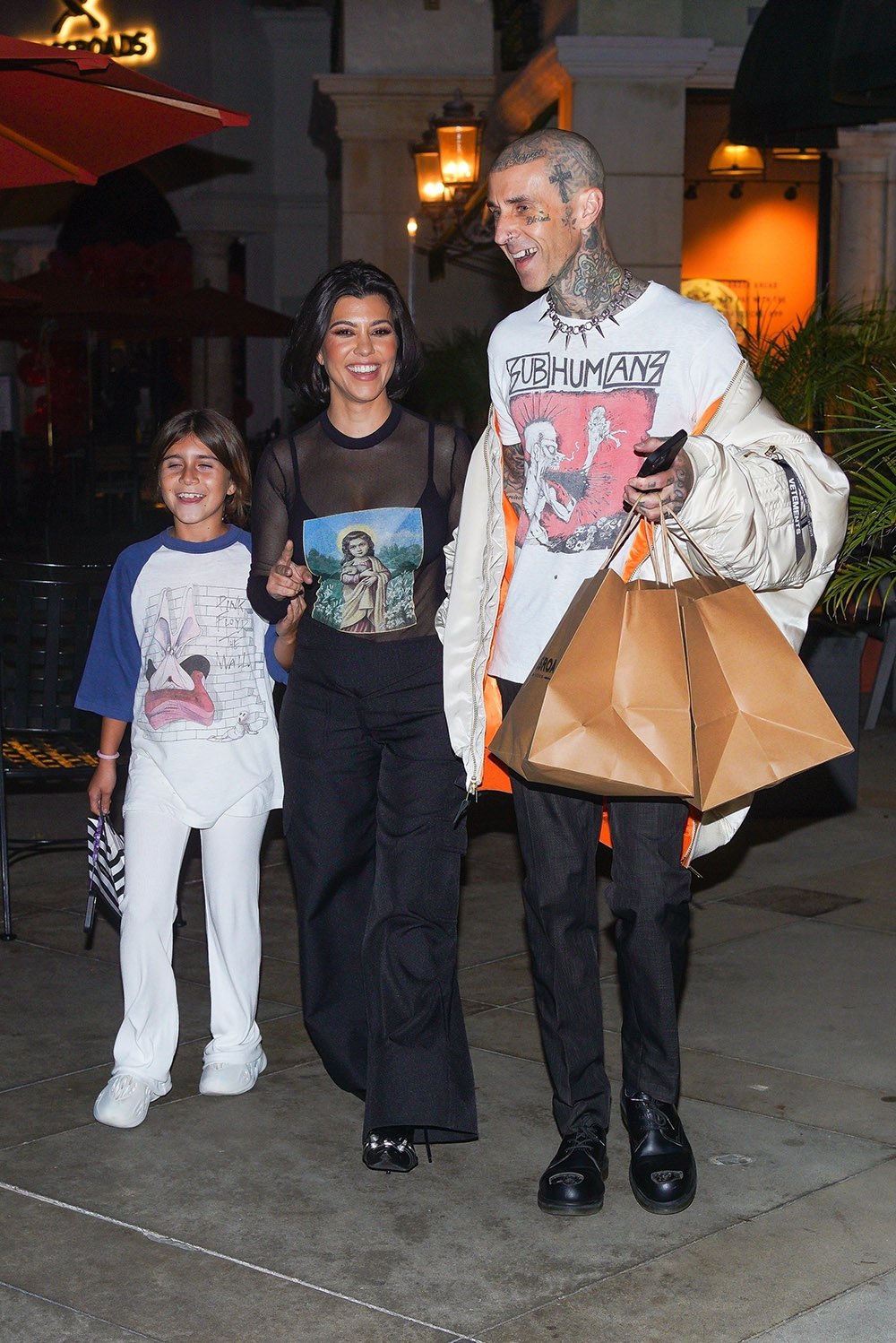 Calabasas, CA - *EXCLUSIVE* - Travis Barker is a happy man leaving his new restaurant Crossroads Kitchen opening with his wife, Kourtney Kardashian, and her daughter Penelope Disick.
Pictured: Travis Barker, Kourtney Kardashian
BACKGRID USA 13 OCTOBER 2022
USA: +1 310 798 9111 / usasales@backgrid.com
UK: +44 208 344 2007 / uksales@backgrid.com
*UK Clients - Pictures Containing Children
Please Pixelate Face Prior To Publication*