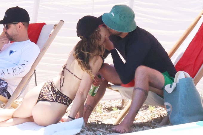 Jessica Biel & Justin Timberlake Kiss on the Beach