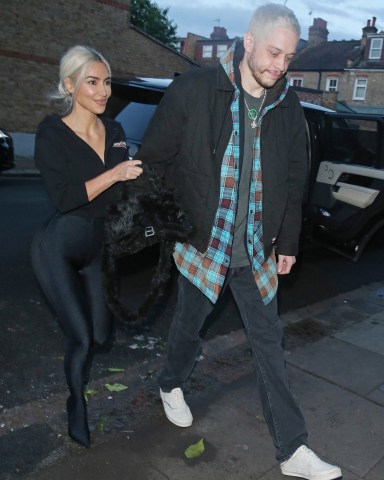 London, UNITED KINGDOM - Kim Kardashian and comedian boyfriend Pete Davidson look smitten as they cozy up together for a day out in London.Pictured: Kim Kardashian, Pete DavidsonBACKGRID USA 29 MAY 2022 BYLINE MUST READ: Click News and Media / BACKGRIDUSA: +1 310 798 9111 / usasales@backgrid.comUK: +44 208 344 2007 / uksales@backgrid.com*UK Clients - Pictures Containing ChildrenPlease Pixelate Face Prior To Publication*