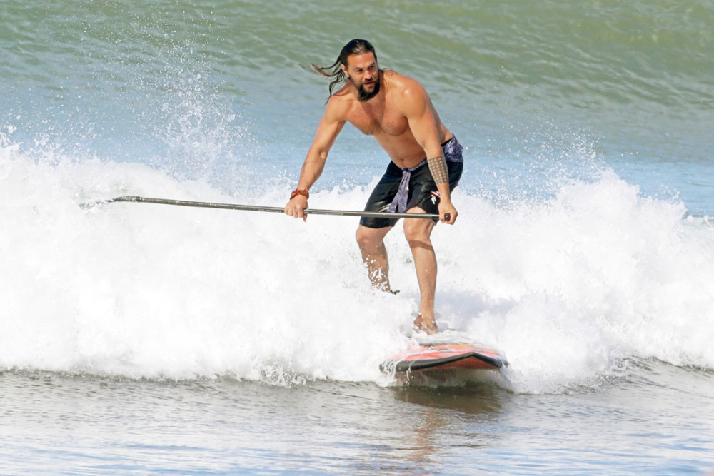EXCLUSIVE: Aquaman star Jason Momoa star shows off his ripped body as he goes surfing in Hawaii. 13 Dec 2021 Pictured: Jason Momoa. Photo credit: MEGA TheMegaAgency.com +1 888 505 6342 (Mega Agency TagID: MEGA813815_001.jpg) [Photo via Mega Agency]