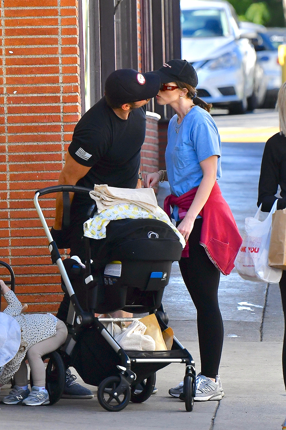 Los Angeles, CA  - *EXCLUSIVE*  - Happy couple Katherine Schwarzenegger and Chris Pratt stop to share a quick smooch while shopping at the farmers market with their kids.

Pictured: Katherine Schwarzenegger , Chris Pratt

BACKGRID USA 20 NOVEMBER 2022 

BYLINE MUST READ: Boaz / BACKGRID

USA: +1 310 798 9111 / usasales@backgrid.com

UK: +44 208 344 2007 / uksales@backgrid.com

*UK Clients - Pictures Containing Children
Please Pixelate Face Prior To Publication*