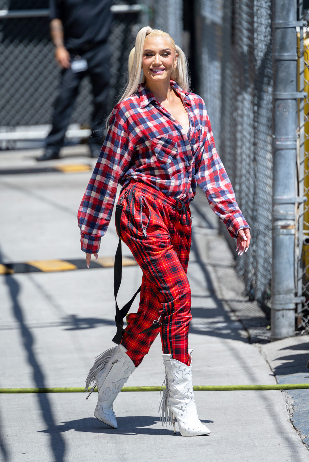 Sean Paul is seen at "Jimmy Kimmel Live" in Los Angeles, California. 13 Jul 2022 Pictured: Gwen Stefani. Photo credit: RB/Bauergriffin.com / MEGA TheMegaAgency.com +1 888 505 6342 (Mega Agency TagID: MEGA877796_030.jpg) [Photo via Mega Agency]