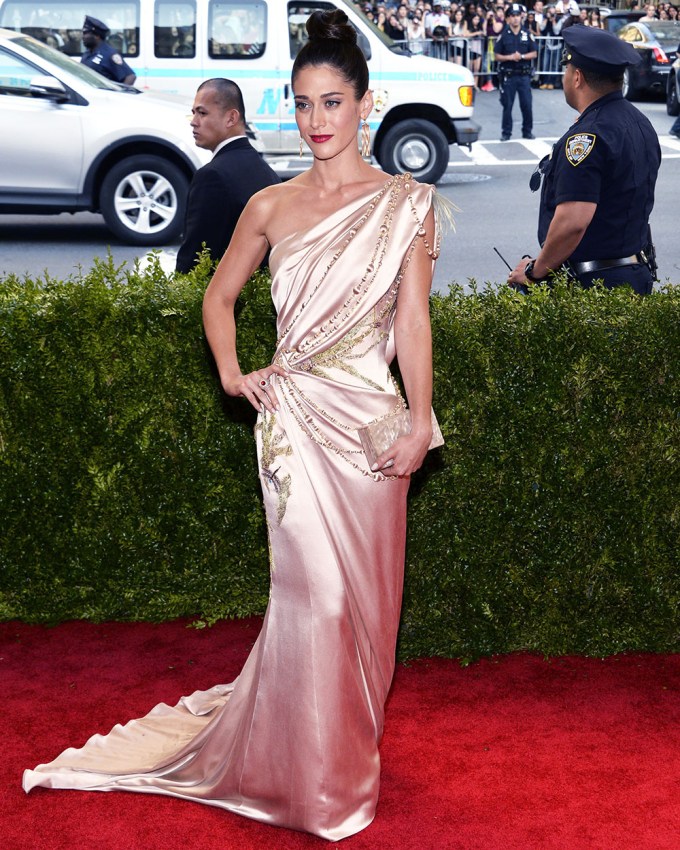 Lizzy Caplan At The 2015 Met Gala