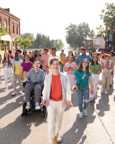 13 The Musical. (L to R) Khiyla Aynne as Charlotte, Ramon Reed as Eddie, Frankie McNellis as Lucy, Nolen Dubuc as Malcolm, Jonathan Lengel as Archie, Liam Wignall as KC, Eli Golden as Evan, JD McCrary as Brett, Lindsey Blackwell as Kendra, Gabriella Uhl as Patrice, Luke Islam as Carlos, Kayleigh Cerezo as Molly, Willow Moss as Zee, Shechinah Mpumlwana as Cassie in 13 The Musical. Cr. Alan Markfield/Netflix © 2022.