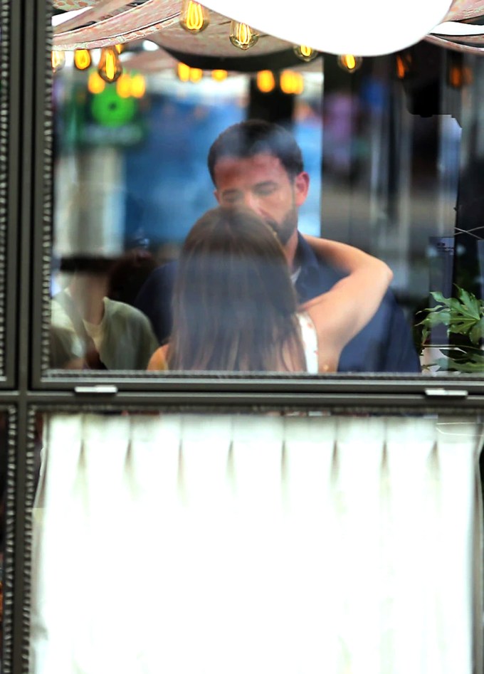 Ben Affleck & Jennifer Lopez Kissing On Boat