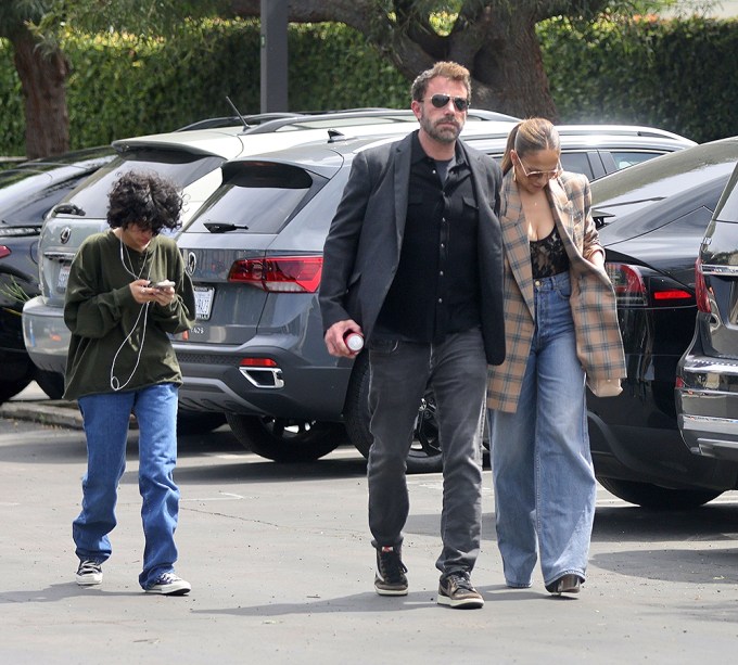 Jennifer Lopez & Ben Affleck go on an outing