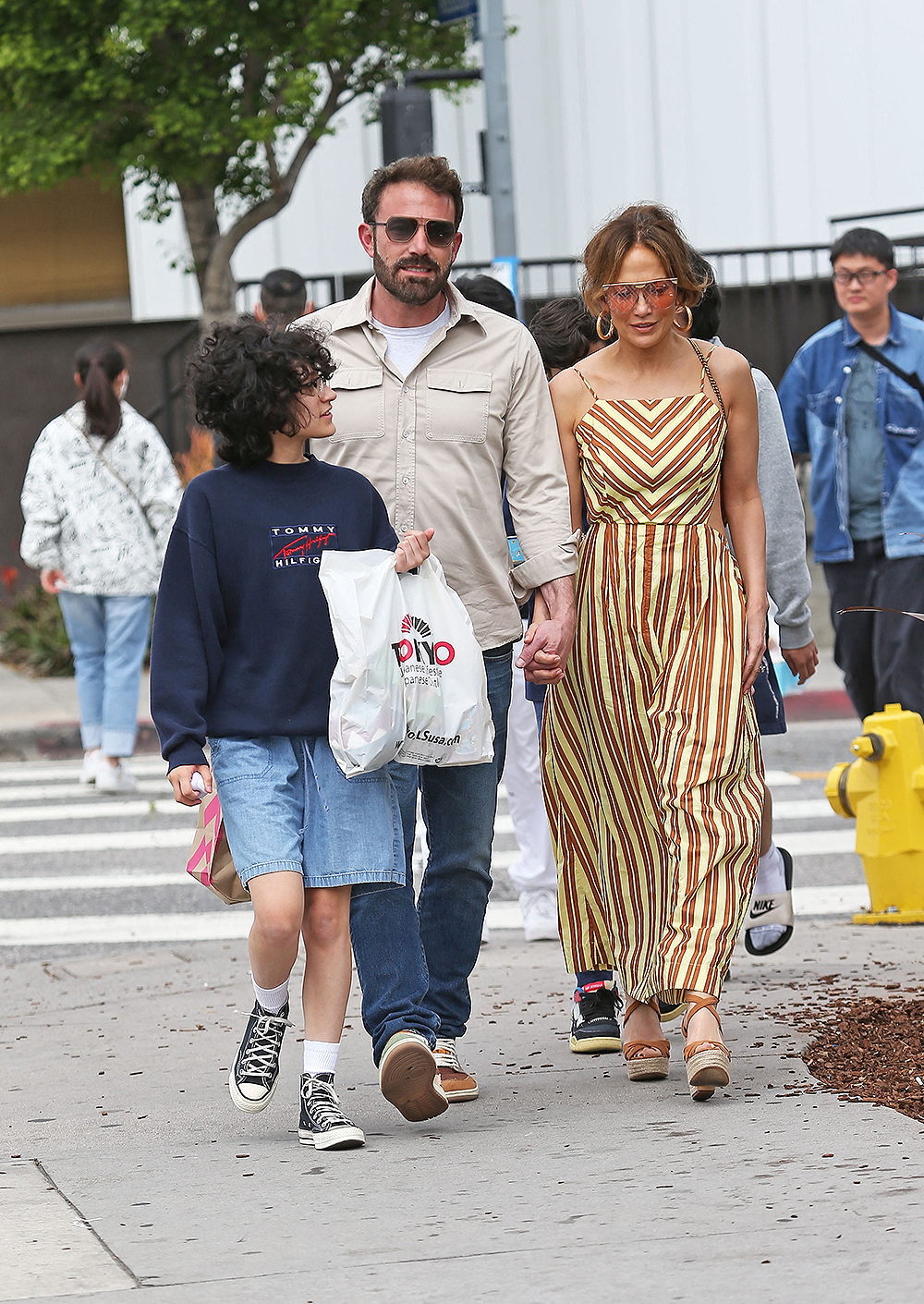 Ben Affleck and Jennifer Lopez share a kiss as they shop in Los Angeles. 20 May 2023 Pictured: Ben Affleck and Jennifer Lopez. Photo credit: Thecelebrityfinder/MEGA TheMegaAgency.com +1 888 505 6342 (Mega Agency TagID: MEGA984345_038.jpg) [Photo via Mega Agency]