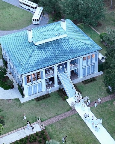 Guests all wearing white arrive to the cocktail reception at Ben and Jen‚Äôs wedding, held at Ben‚Äôs plantation home near Savannah, GA.

Pictured: GV,General View
Ref: SPL5333689 210822 NON-EXCLUSIVE
Picture by: SplashNews.com

Splash News and Pictures
USA: +1 310-525-5808
London: +44 (0)20 8126 1009
Berlin: +49 175 3764 166
photodesk@splashnews.com

World Rights