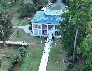 Guests all wearing white arrive to the cocktail reception at Ben and Jen‚Äôs wedding, held at Ben‚Äôs plantation home near Savannah, GA.

Pictured: GV,General View
Ref: SPL5333689 210822 NON-EXCLUSIVE
Picture by: SplashNews.com

Splash News and Pictures
USA: +1 310-525-5808
London: +44 (0)20 8126 1009
Berlin: +49 175 3764 166
photodesk@splashnews.com

World Rights