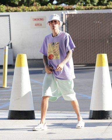 Newly Weds Justin Bieber Seen Back In His Hometown Of LA After Getting Married

Pictured: Justin Bieber
Ref: SPL5119967 021019 NON-EXCLUSIVE
Picture by: SplashNews.com

Splash News and Pictures
USA: +1 310-525-5808
London: +44 (0)20 8126 1009
Berlin: +49 175 3764 166
photodesk@splashnews.com

World Rights
