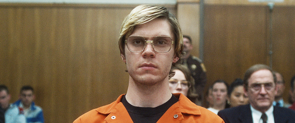 Dahmer. Monster: The Jeffrey Dahmer Story. (L to R) Evan Peters as Jeffrey Dahmer, Molly Ringwald as Shari, Richard Jenkins as Lionel Dahmer in episode 108 of Dahmer. Monster: The Jeffrey Dahmer Story. Cr. Courtesy Of Netflix © 2022