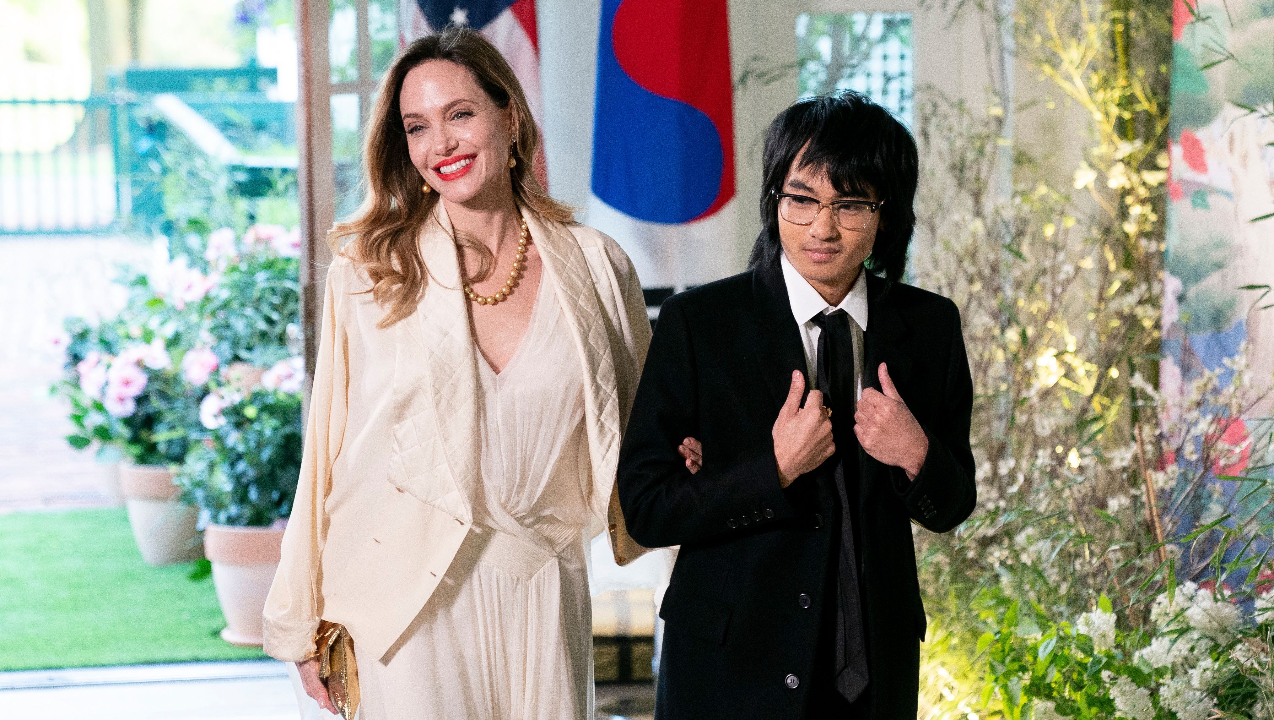 TOPSHOT - US actress Angelina Jolie and son Maddox arrive for the State Dinner in honor of South Korean President Yoon Suk Yeol, at the White House in Washington, DC, on April 26, 2023. (Photo by Stefani Reynolds / AFP) (Photo by STEFANI REYNOLDS/AFP via Getty Images)