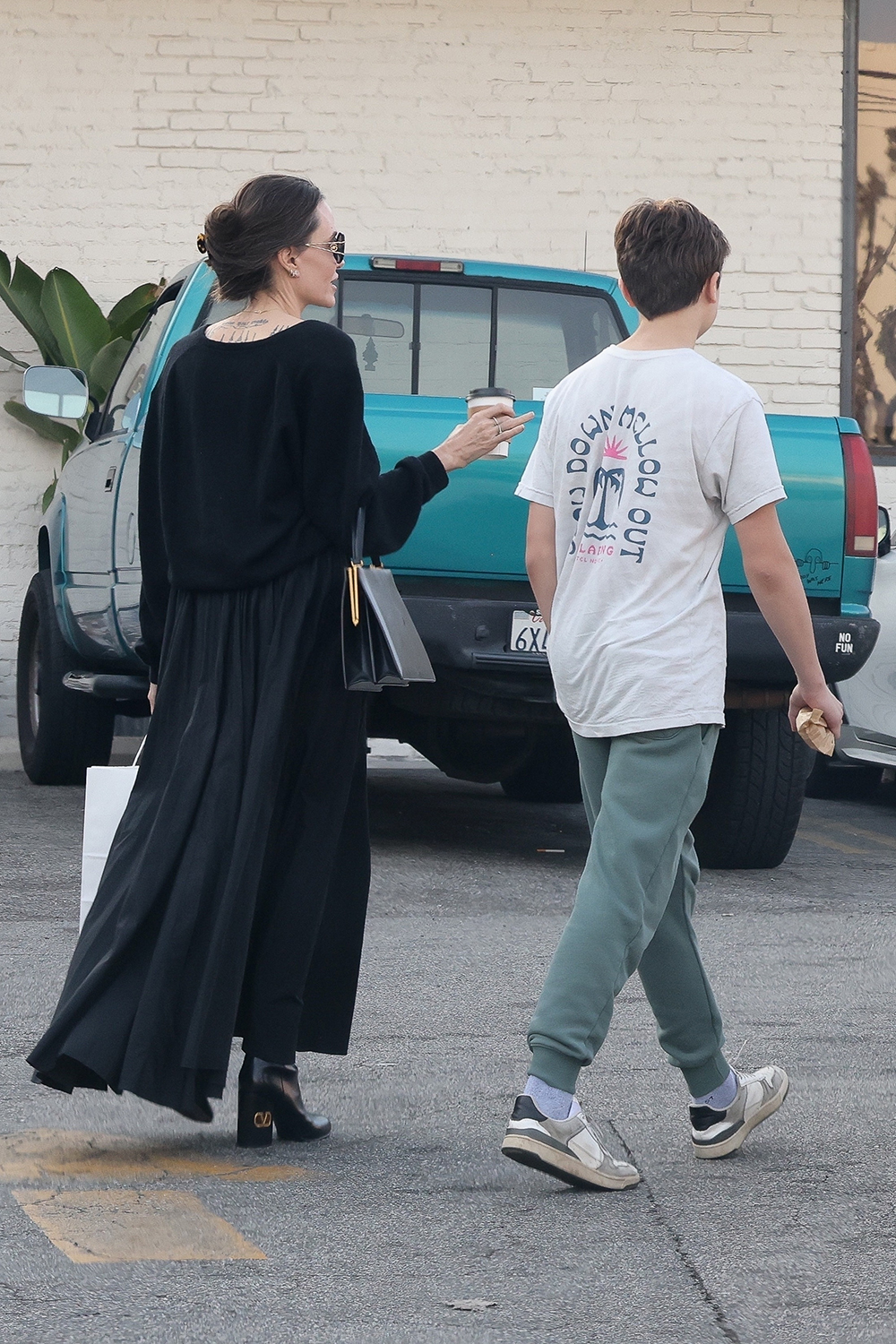 Los Feliz, CA  - *EXCLUSIVE*  - Angelina Jolie looks great in an all-black ensemble as she picks up food to go while out with her son Knox in Los Feliz.

Pictured: Angelina Jolie, Knox Jolie-Pitt

BACKGRID USA 23 DECEMBER 2022 

USA: +1 310 798 9111 / usasales@backgrid.com

UK: +44 208 344 2007 / uksales@backgrid.com

*UK Clients - Pictures Containing Children
Please Pixelate Face Prior To Publication*