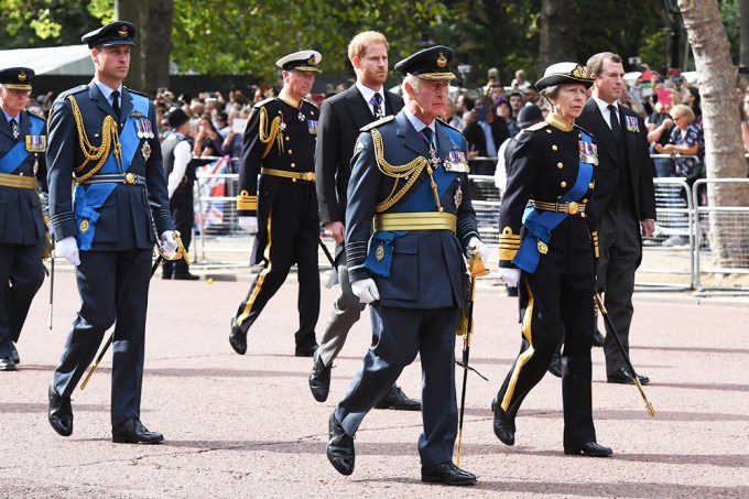 The Windsors Follow The Queen