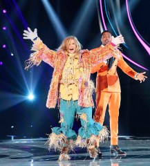 THE MASKED SINGER: Host Nick Cannon and Linda Blair in the “Fright Night” episode of THE MASKED SINGER airing Wednesday, Nov. 23 (8:00-9:02 PM ET/PT) on FOX. © 2022 FOX Media LLC. CR: Michael Becker / FOX.