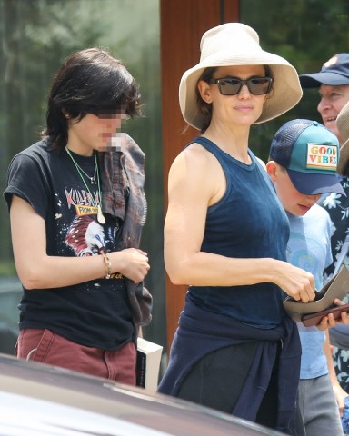 Malibu, CA  - *EXCLUSIVE* Jennifer Garner treats her three kids Violet, Seraphina, and Samuel to brunch overlooking the ocean at Soho House in Malibu.

Pictured: Jennifer Garner, Seraphina Affleck, Samuel Affleck

BACKGRID USA 23 JULY 2023 

USA: +1 310 798 9111 / usasales@backgrid.com

UK: +44 208 344 2007 / uksales@backgrid.com

*UK Clients - Pictures Containing Children
Please Pixelate Face Prior To Publication*