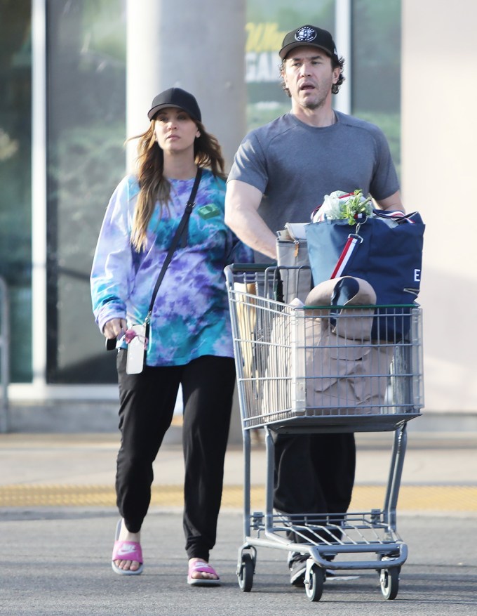 Kaley Cuoco & Tom Pelphrey grocery shopping