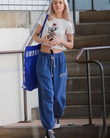 Malibu, CA  - *EXCLUSIVE*  - Sami Sheen goes shopping at the Urban Outfitters store after meeting friends for lunch at Cafe Habana in Malibu.Pictured: Sami SheenBACKGRID USA 9 MAY 2023 BYLINE MUST READ: RMBI / BACKGRIDUSA: +1 310 798 9111 / usasales@backgrid.comUK: +44 208 344 2007 / uksales@backgrid.com*UK Clients - Pictures Containing ChildrenPlease Pixelate Face Prior To Publication*