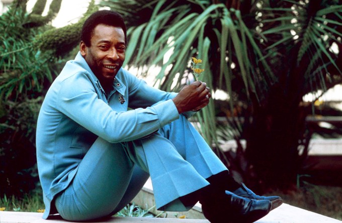 Pelé Poses