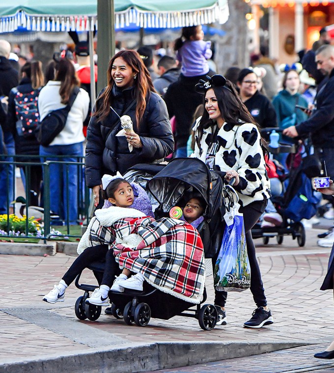 Vanessa Bryant & Daughters