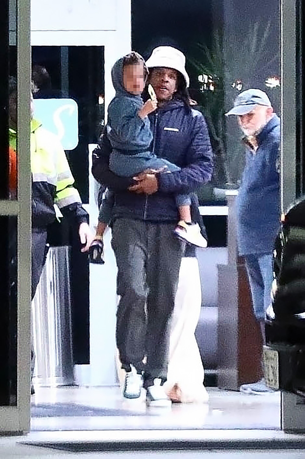 *EXCLUSIVE* Jay Z, Beyonce, and the kids return home from their New Year's vacay!