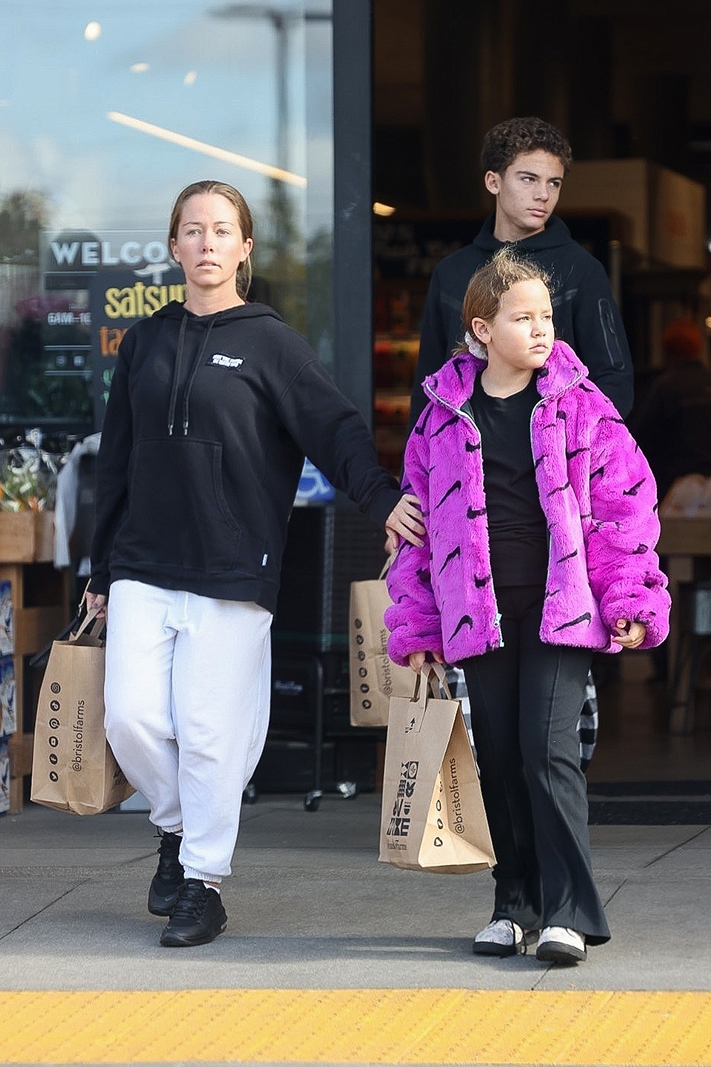 *EXCLUSIVE* Los Angeles, CA - TV personality and former model Kendra Wilkinson is pictured exiting Bristol Farms with her kids during a grocery run. Pictured: Kendra Wilkinson BACKGRID USA 16 JANUARY 2023 USA: +1 310 798 9111 / usasales@backgrid.com UK: +44 208 344 2007 / uksales@backgrid.com *UK Clients - Pictures Containing Children Please Pixelate Face Prior To Publication*