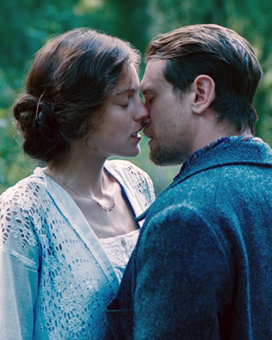 Lady Chatterley's Lover. (L to R) Emma Corrin as Lady Chatterley, Jack O'Connell as Oliver Mellors in Lady Chatterley's Lover. Cr. Courtesy of Netflix © 2022