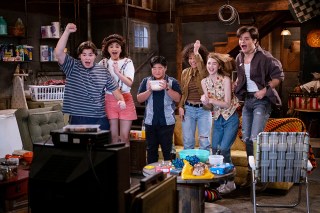 That ‘90s Show. (L to R) Maxwell Acee Donovan as Nate, Sam Morelos as Nikki, Reyn Doi as Ozzie, Ashley Aufderheide as Gwen Runck, Callie Haverda as Leia Forman, Mace Coronel as Jay Kelso in episode 102 of That ‘90s Show. Cr. Patrick Wymore/Netflix © 2022