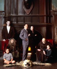 THE ADDAMS FAMILY, from left:  Jimmy Workman (seated), Judith Malina, Carel Struycken, Raul Julia, Anjelica Huston, Christopher Lloyd, Christina Ricci, 1991. © Paramount Pictures / Courtesy Everett Collection