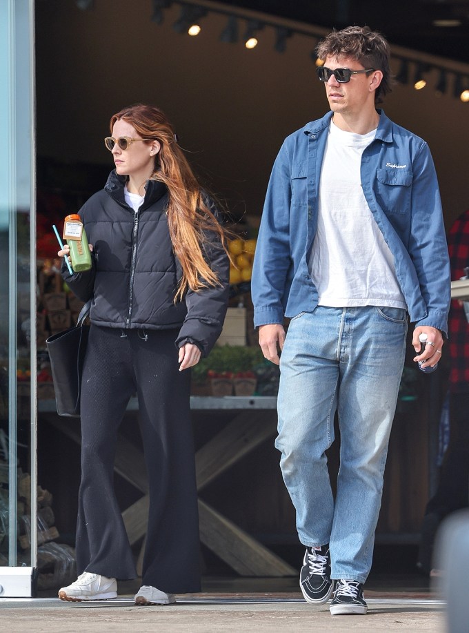 Riley Keough & her husband get groceries