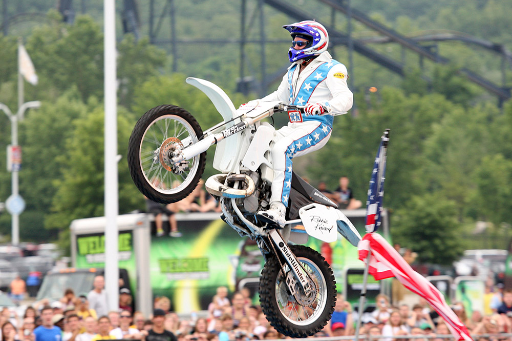 Daredevil Robbie Knievel makes jump in St. Louis