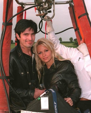 PAMELA ANDERSON AND TOMMY LEE
PAMELA ANDERSON AND TOMMY LEE  IN HOT AIR BALLOON SPONSORED BY VIRGIN - 1995