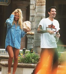 PAMELA ANDERSON AND TOMMY LEE
PAMELA ANDERSON AND TOMMY LEE, MALIBU, AMERICA - 1995