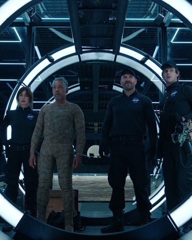 Kaleidoscope. (L to R) Paz Vega as Ava Mercer, Giancarlo Esposito as Leo Pap, Jai Courtney as Bob Goodwin, Peter Mark Kendall as Stan Loomis in episode “White” of Kaleidoscope. Cr. Courtesy of Netflix © 2022