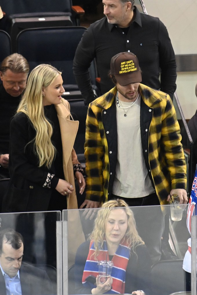 Kelsea Ballerini & Chase Stokes Chatting At NY Rangers Game