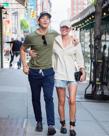 Kate Bosworth And Justin Long holding each other on a romantic stroll through Soho NYC

Pictured: Justin Long,Kate Bosworth
Ref: SPL5309609 120522 NON-EXCLUSIVE
Picture by: WavyPeter / SplashNews.com

Splash News and Pictures
USA: 310-525-5808
UK: 020 8126 1009
eamteam@shutterstock.com

World Rights