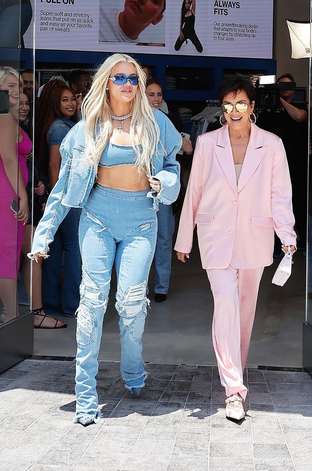 Khloe Kardashian stuns again in all denim!