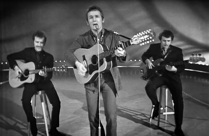 Gordon Lightfoot playing guitar