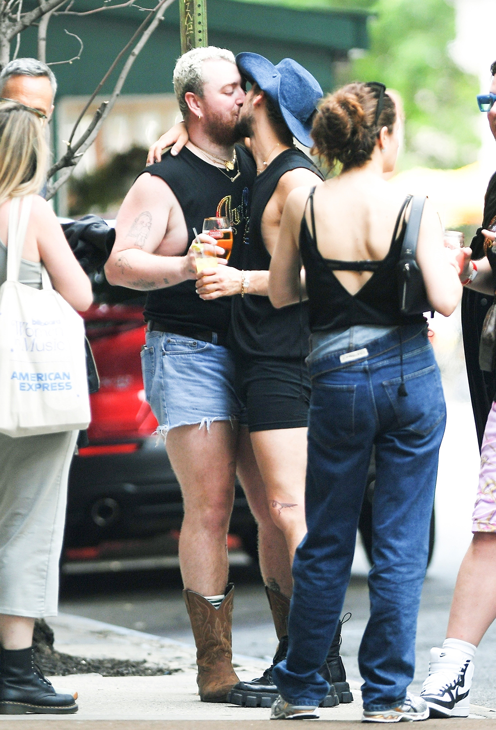 New York, NY  - *EXCLUSIVE*  - English singer Sam Smith PDA with boyfriend Christian Cowan in Soho, as he waits for Kim Petras during pride march in New York.

Pictured: Sam Smith, Christian Cowan, Kim Petras

BACKGRID USA 26 JUNE 2023 

BYLINE MUST READ: JosiahW / BACKGRID

USA: +1 310 798 9111 / usasales@backgrid.com

UK: +44 208 344 2007 / uksales@backgrid.com

*UK Clients - Pictures Containing Children
Please Pixelate Face Prior To Publication*