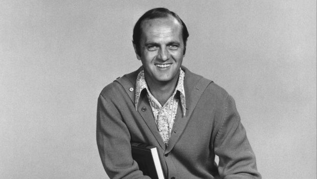 Bob Newhart 1970's smiling studio publicity portrait. (Photo by Screen Archives/Getty Images)