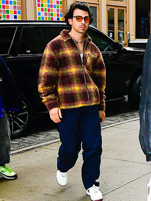 Joe Jonas Holds Hands With Daughter Willa in New York City: Photos