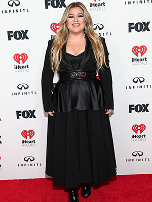 Is Kelly Clarkson Single?
