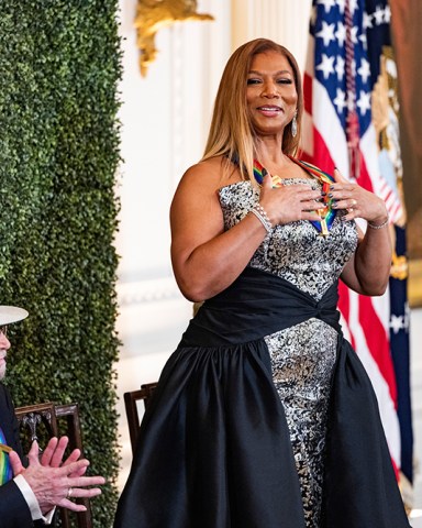 Singer and actor Queen Latifah (C) stands as she is honored in the East Room where US President Joe Biden hosted the 2023 Kennedy Center Honorees in the White House in Washington, DC, USA, 03 December 2023. Recipients of the 46th Kennedy Center Honors for lifetime artistic achievement include actor and comedian Billy Crystal, soprano Renee Fleming, British singer-songwriter Barry Gibb, singer and actor Queen Latifah, and singer Dionne Warwick.
US President Joe Biden hosts Kennedy Center Honorees at White House, Washington, USA - 03 Dec 2023