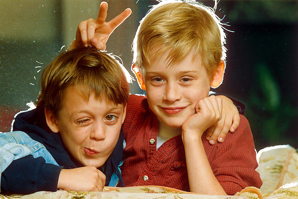 MACAULAY CULKIN AT HOME WITH HIS FAMILY - 1990