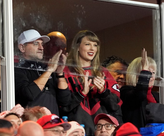 Taylor Swift Cheers on Travis Kelce