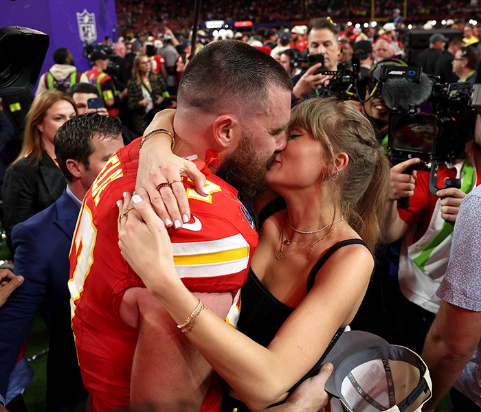 Travis Kelce and Taylor Swift kissing