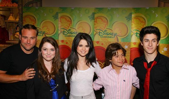 NEW YORK - SEPTEMBER 06:  (L-R) Actors David DeLuise, Jennifer Stone, Selena Gomez, Jake T. Austin and David Henrie cast of "Wizards of Waverly Place" visits the World of Disney on September 6, 2008 in New York City.  (Photo by Michael Tran/FilmMagic)